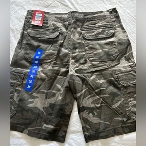 NWT unionbay men’s cargo shorts in dark camo